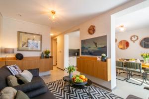 una sala de estar con un sofá y una mesa en VILA DOMOVINA, en Tatranská Lomnica