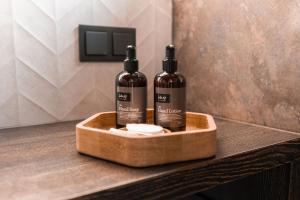 Panorama Glass Lodge WEST في أكرانيس: زجاجتان من النبيذ موضوعتان على صينية خشبية +10 صور