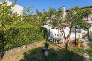 ポンテデーラにあるValdera Toscana Vacanzeの木の家の前庭