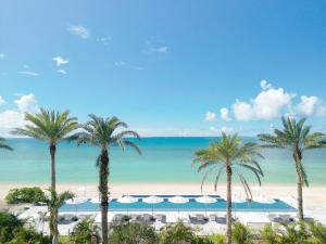 Kohama南群星酒店的享有棕榈树海滩和大海的景色