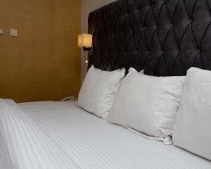 Rúm í herbergi á Mareot Hotel & Spa