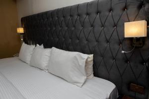 Rúm í herbergi á Mareot Hotel & Spa