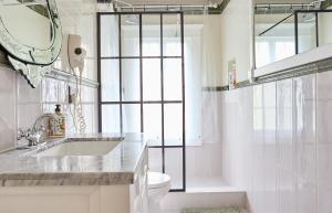 een badkamer met een wastafel, een toilet en een spiegel bij Hollywood Deluxe Homestay in Los Angeles