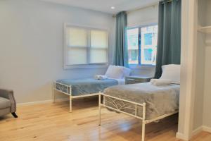 Ένα ή περισσότερα κρεβάτια σε δωμάτιο στο 2-Bedroom Apartment 15 Minutes From Manhattan in LIC Astoria Queens