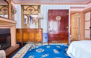 een slaapkamer met een open haard en een houten deur bij Hollywood Deluxe Homestay in Los Angeles