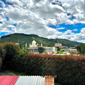 a view of a town with a mountain in the background at Quinta los Parques in Tocancipá +6 photos