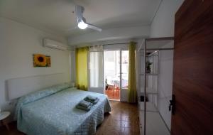 Un dormitorio con una cama con dos toallas encima. en LOVE ALICANTE, en Alicante