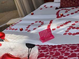 two beds with red hearts on the sheets at Bulle insolite avec jacuzzi privé - Nature & romantisme a Fréjus in Fréjus