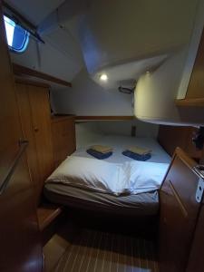 Postel nebo postele na pokoji v ubytování Voilier élégant et confortable + 3 fotografie