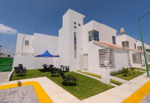 TlayecacにあるFamily House with Water Park Tlayecac, 3 Bedroomsの白い家