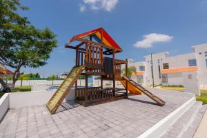 TlayecacにあるFamily House with Water Park Tlayecac, 3 Bedroomsの公園内の滑り台付き木製遊び場
