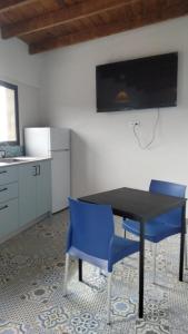 TV a/nebo společenská místnost v ubytování Sunset, Best Sunset View, Apto de Oasis Vasiliko, La Asomada