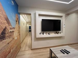 TV a/nebo společenská místnost v ubytování Pyramids View Inn