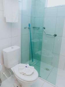 une salle de bain avec toilettes et douche en verre dans l'établissement Apto 1203 - Golden Dolphin SUPREME, à Caldas Novas