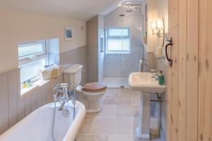 Et badeværelse på Nursery Cottage + 29 billeder