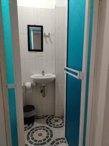 a bathroom with a sink and a mirror at Apartamento por noches en Doradal in Las Mercedes