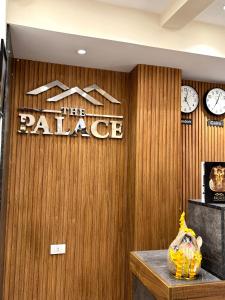 ein Konferenzraum mit dem Palastschild und Uhren an der Wand in der Unterkunft Ra Palace Pyramids View Hotel in Kairo