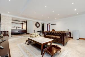 una sala de estar con un sofá y una mesa en Concordia Boutique Venue, en Midrand