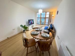 Μια τηλεόραση ή/και κέντρο ψυχαγωγίας στο Stylish City Centre Flat - Balcony and Parking +18 φωτογραφίες