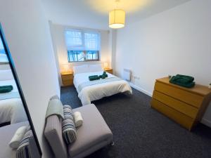 Ένα ή περισσότερα κρεβάτια σε δωμάτιο στο Stylish City Centre Flat - Balcony and Parking