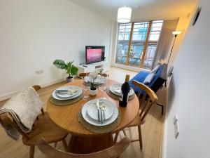 Μια τηλεόραση ή/και κέντρο ψυχαγωγίας στο Stylish City Centre Flat - Balcony and Parking