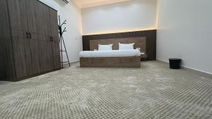 a bedroom with a bed in a room at فيلا المروج الفندقية in Yanbu