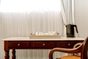Una mesa de madera con una encimera con ventana. en Concordia Boutique Venue, en Midrand 23 fotos más