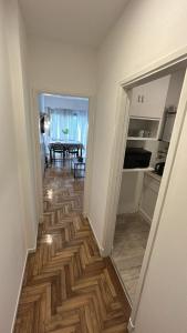 einen Flur, der zu einer Küche und einem Esszimmer führt in der Unterkunft Depto 2 ambientes Zona Aldrey in Mar del Plata