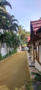 AnaimalaiRoyal Cottage & Party Hall的一座种满棕榈树的村庄里的空荡街道