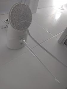 ein Badezimmerboden mit einem Toilettensitz auf dem Boden in der Unterkunft Quarto com ar Perto Furg,Praia! in Rio Grande