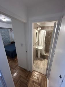 ein Badezimmer mit Toilette, Waschbecken und Dusche in der Unterkunft Depto 2 ambientes Zona Aldrey in Mar del Plata