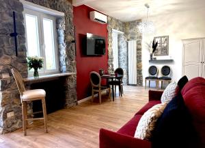 a living room with red walls and a red couch at FORTUNA ORO Luxury Stay in Verona