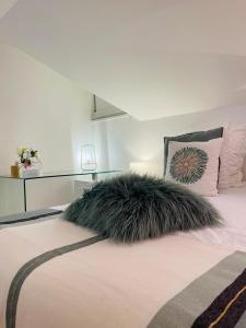 una camera da letto con un letto con un cuscino peloso nero di Appartement vue panoramique mer et piscine a Sainte-Anne Altre 37 foto