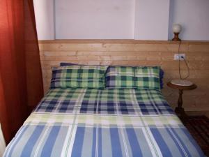 アルカニスにあるLuna11のベッドルーム1室(青と緑のベッドカバー付)