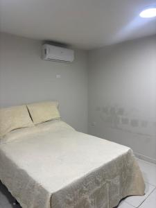 a white room with a bed in a room at Flat Xareuzinho - Praia Antunes in Barra Grande