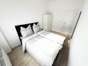 Postel nebo postele na pokoji v ubytování Ruhig wohnen mitten in der Stadt, 8 Min zum Hbf