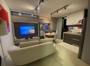 Η κουζίνα ή μικρή κουζίνα στο Flat 303 Impecável