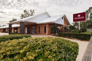 un edificio con un cartello davanti di Maraboon Motor Inn a Emerald