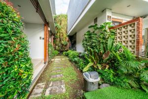 Taman di luar Dikubu Bali Villa