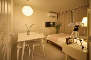 Habitación con dormitorio con cama y cámara. en Stay Luna, en Seúl