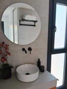 Un baño con un lavabo blanco y un espejo. en WOWHOLIDAYS Magic Center Ronda, en Ronda 7 fotos más