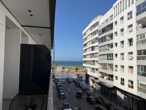 Blick auf eine Stadtstraße von einem Gebäude in der Unterkunft Stylish Apartment with a seaview 9 in Casablanca