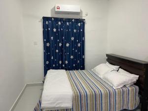 Ένα ή περισσότερα κρεβάτια σε δωμάτιο στο Homestay Aman Berkat