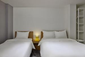 Giường trong phòng chung tại Half rest hostel Jongno Insa