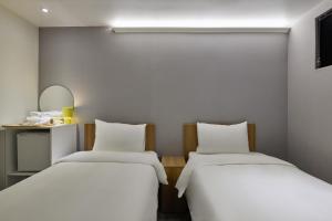 Giường trong phòng chung tại Half rest hostel Jongno Insa