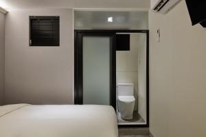 Giường trong phòng chung tại Half rest hostel Jongno Insa