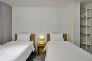 Giường trong phòng chung tại Half rest hostel Jongno Insa