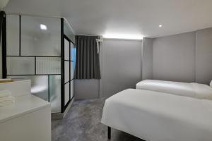 Giường trong phòng chung tại Half rest hostel Jongno Insa