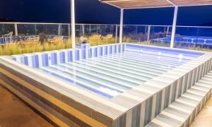 una grande piscina in cima a un edificio di Jeju BunkerHotel&Resort a Seogwipo