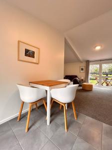 Ruang duduk di Wairere Cottage